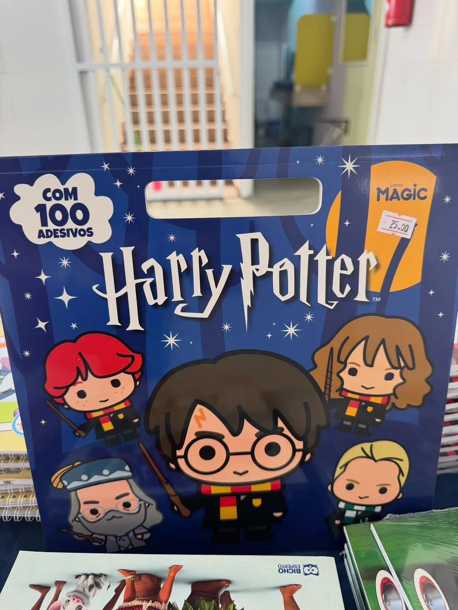 Livro de atividades Harry Potter, com 100 adesivos, fotografado na exposição.